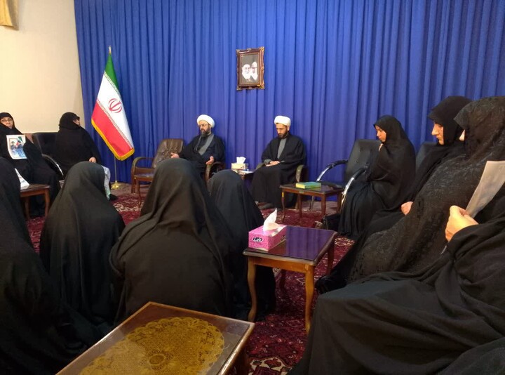 تصاویر | بیعت طلاب خواهر  آذرشهر با رهبر جدید انقلاب اسلامی ایران