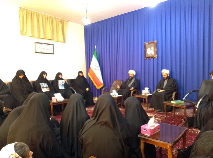 تصاویر | بیعت طلاب خواهر  آذرشهر با رهبر جدید انقلاب اسلامی ایران