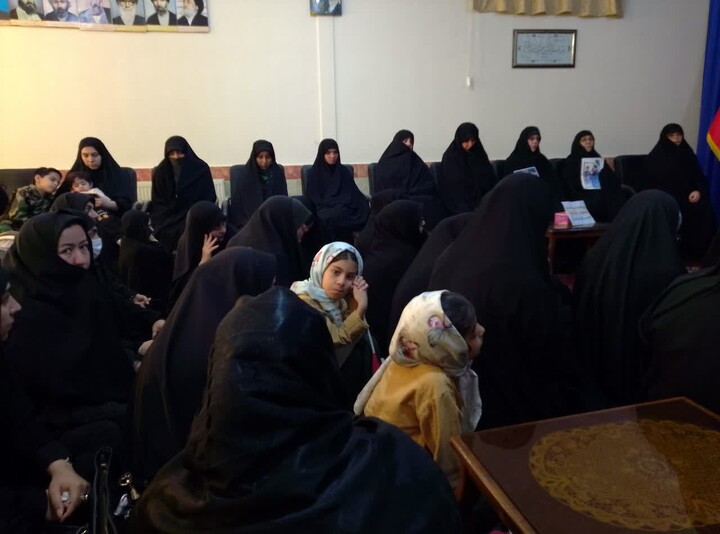 تصاویر | بیعت طلاب خواهر  آذرشهر با رهبر جدید انقلاب اسلامی ایران