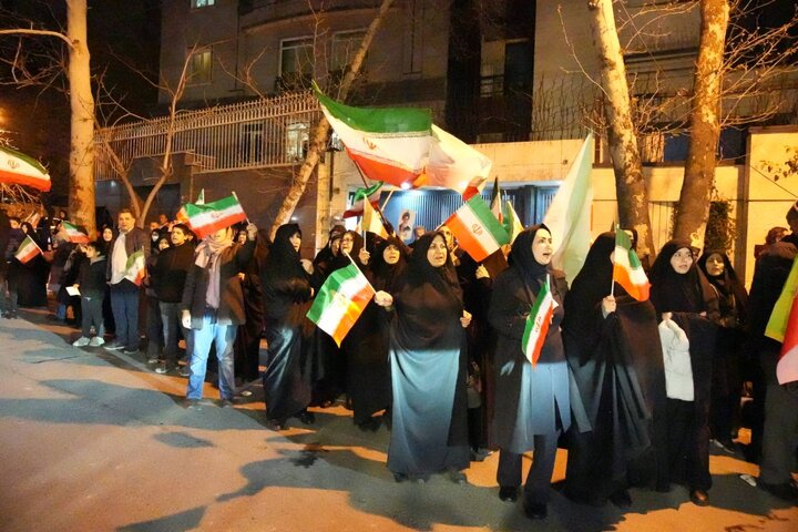تصاویر/ تجمع خانواده معظم شهدا و ایثارگران مقابل دفتر سازمان ملل متحد