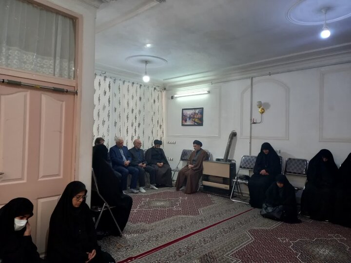 تصاویر/دیدار مدیر و کادر حوزه علمیه خواهران لرستان با خانواده شهید احسان حسینی
