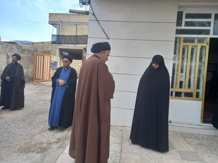 تصاویر/دیدار مدیر و کادر حوزه علمیه خواهران لرستان با خانواده شهید احسان حسینی