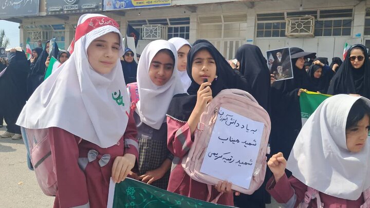 تصاویر/ تجمع کودکان دوراهک به یاد دانش‌آموزان شهید میناب