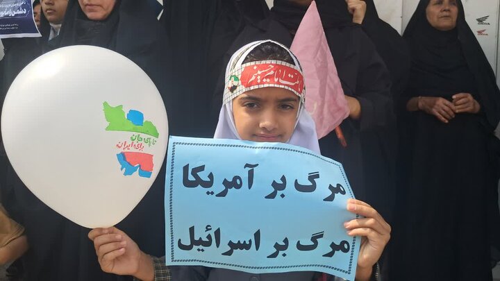 تصاویر/ تجمع کودکان دوراهک به یاد دانش‌آموزان شهید میناب