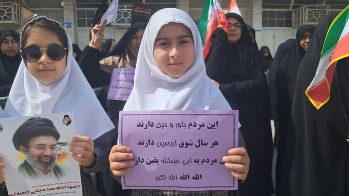تصاویر/ تجمع کودکان دوراهک به یاد دانش‌آموزان شهید میناب