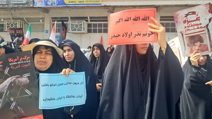 تصاویر/ تجمع کودکان دوراهک به یاد دانش‌آموزان شهید میناب