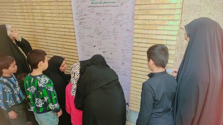 تصاویر/ امضای طومار بیعت با رهبر انقلاب در دلوار