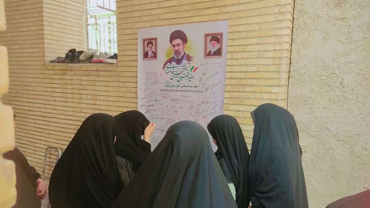 تصاویر/ امضای طومار بیعت با رهبر انقلاب در دلوار