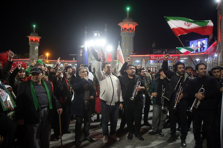 بیعت تعزیه‌داران استان قم با رهبر جدید انقلاب در حرم بانوی کرامت