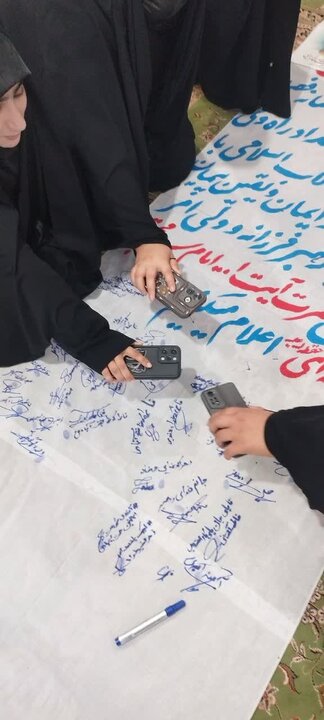 تصاویر/ تهیه و امضای طومار بیعت توسط بانوان طلبه استان کرمان
