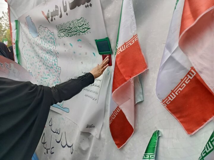 تصاویر/ تهیه و امضای طومار بیعت توسط بانوان طلبه استان کرمان