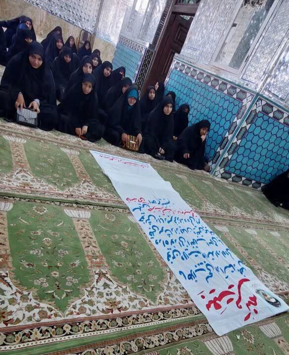 تصاویر/ تهیه و امضای طومار بیعت توسط بانوان طلبه استان کرمان