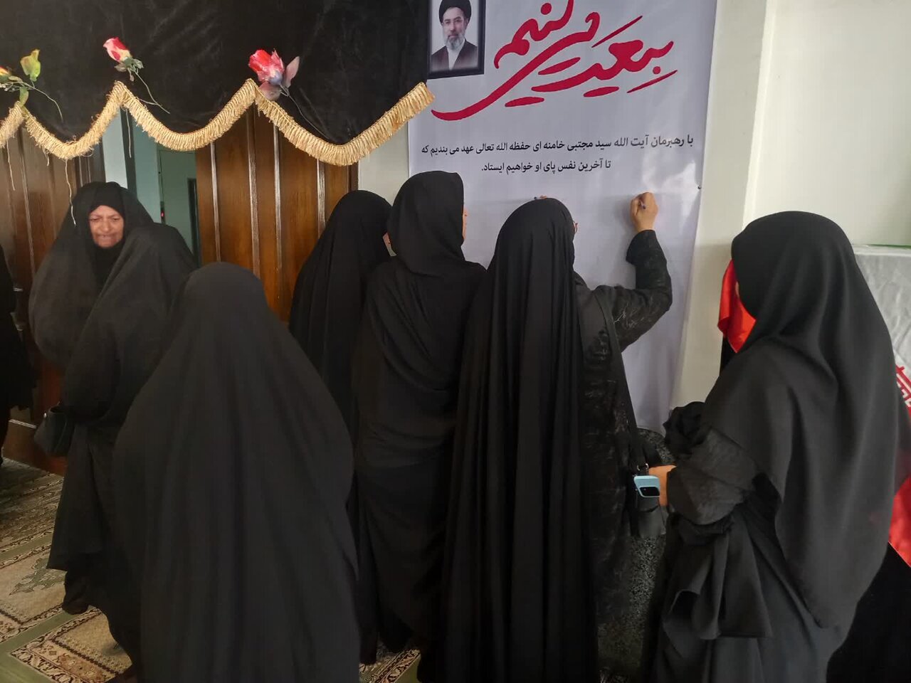 تصاویر/ تهیه و امضای طومار بیعت توسط بانوان طلبه استان کرمان