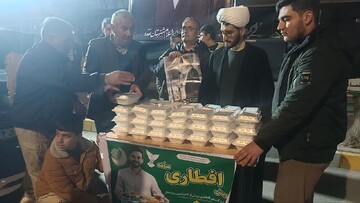 تصاویر/ موکب پذیرایی مدرسه علمیه نقده در تجمعات شبانه در این شهر