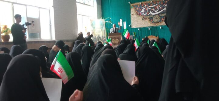 بیعت طلاب مدرسه علمیه الزهرا و فاطمه‌الزهرا اراک با حضرت آیت الله سید مجتبی خامنه‌ای