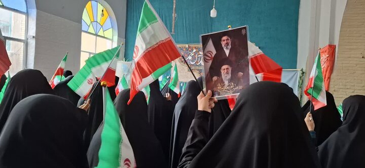 بیعت طلاب مدرسه علمیه الزهرا و فاطمه‌الزهرا اراک با حضرت آیت الله سید مجتبی خامنه‌ای