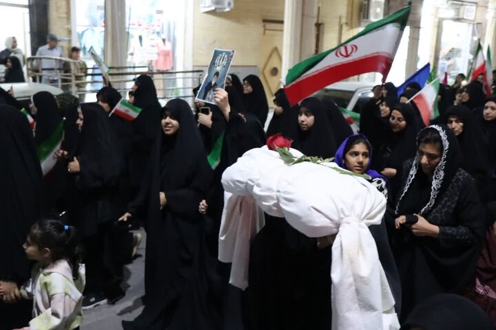 تصاویر/ راهپیمایی شبانه مردم عالیشهر در بیعت با رهبر انقلاب