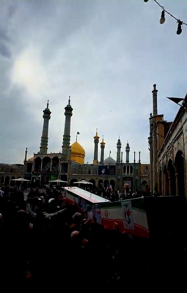 فیلم | تشییع شهدای جنگ رمضان در حرم حضرت معصومه سلام‌الله‌علیها