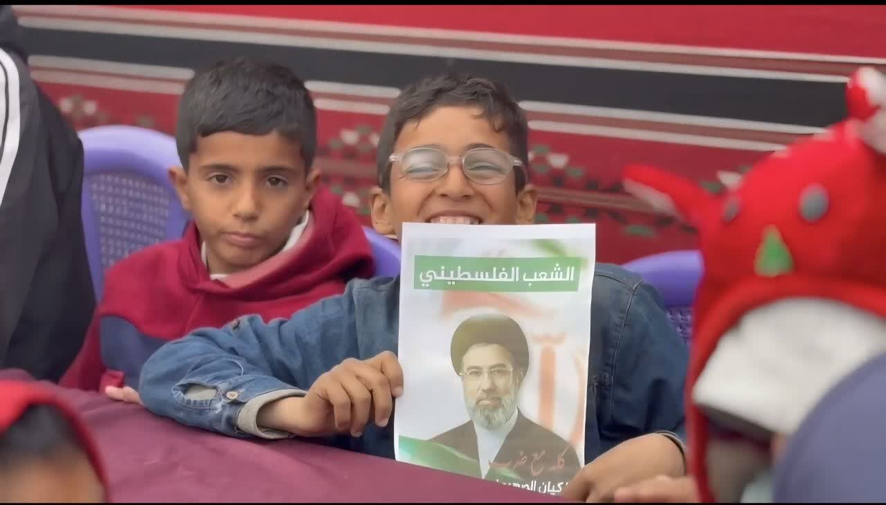 نگاهی بر همبستگی فلسطینیها با ملت ایران که در رسانهها نادیده گرفته شد؛ از نصب تصاویر رهبری بر چادرها تا لبیک یا مجتبی خامنهای + تصاویر و ویدئو