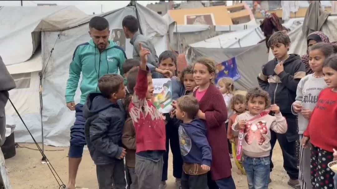 نگاهی بر همبستگی فلسطینی‌ها با ملت ایران که در رسانه‌ها نادیده گرفته شد؛ از نصب تصاویر رهبری بر چادرها تا لبیک یا مجتبی خامنه‌ای + تصاویر و ویدئو