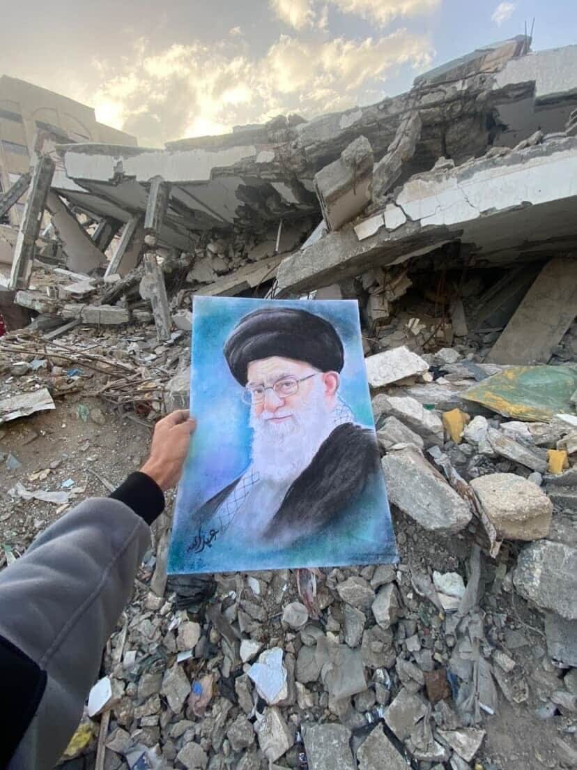 نگاهی بر همبستگی فلسطینی‌ها با ملت ایران که در رسانه‌ها نادیده گرفته شد؛ از نصب تصاویر رهبری بر چادرها تا لبیک یا مجتبی خامنه‌ای + تصاویر و ویدئو
