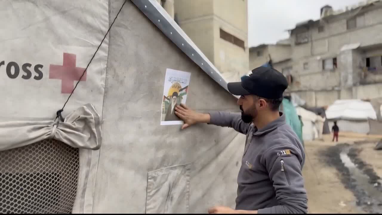 نگاهی بر همبستگی فلسطینیها با ملت ایران که در رسانهها نادیده گرفته شد؛ از نصب تصاویر رهبری بر چادرها تا لبیک یا مجتبی خامنهای + تصاویر و ویدئو
