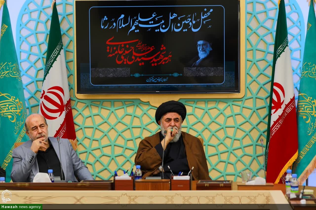در رثای رهبر شهیدمان، محفل مادحین اهل بیت(ع) در جمکران برگزار شد