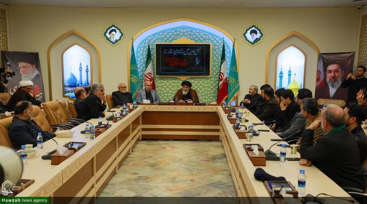 در رثای رهبر شهیدمان، محفل مادحین اهل بیت(ع) در جمکران برگزار شد