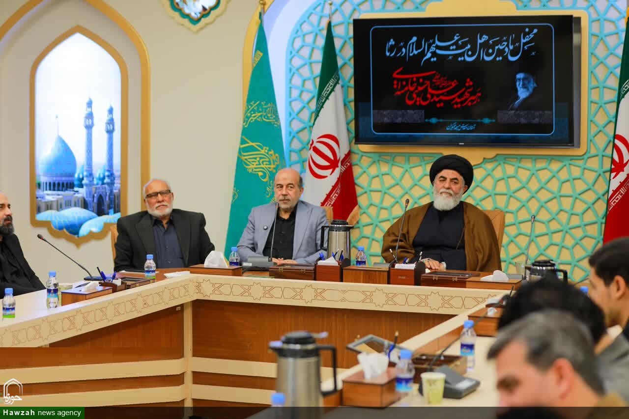 در رثای رهبر شهیدمان، محفل مادحین اهل بیت(ع) در جمکران برگزار شد