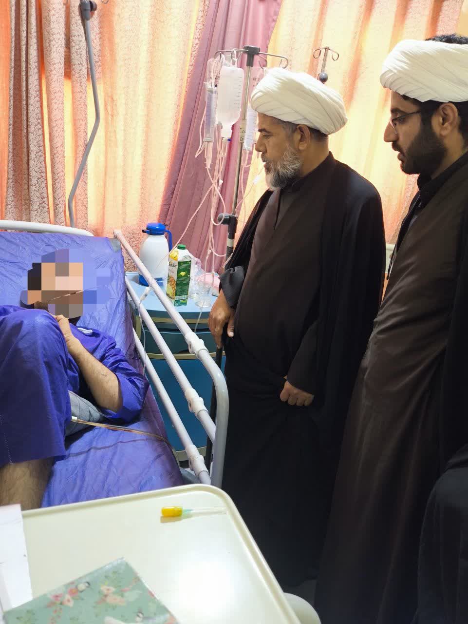 حضور مدیر مدرسه علمیه میناب بر مزار شهدای دانش‌آموز مدرسه شجره طیبه میناب+عکس