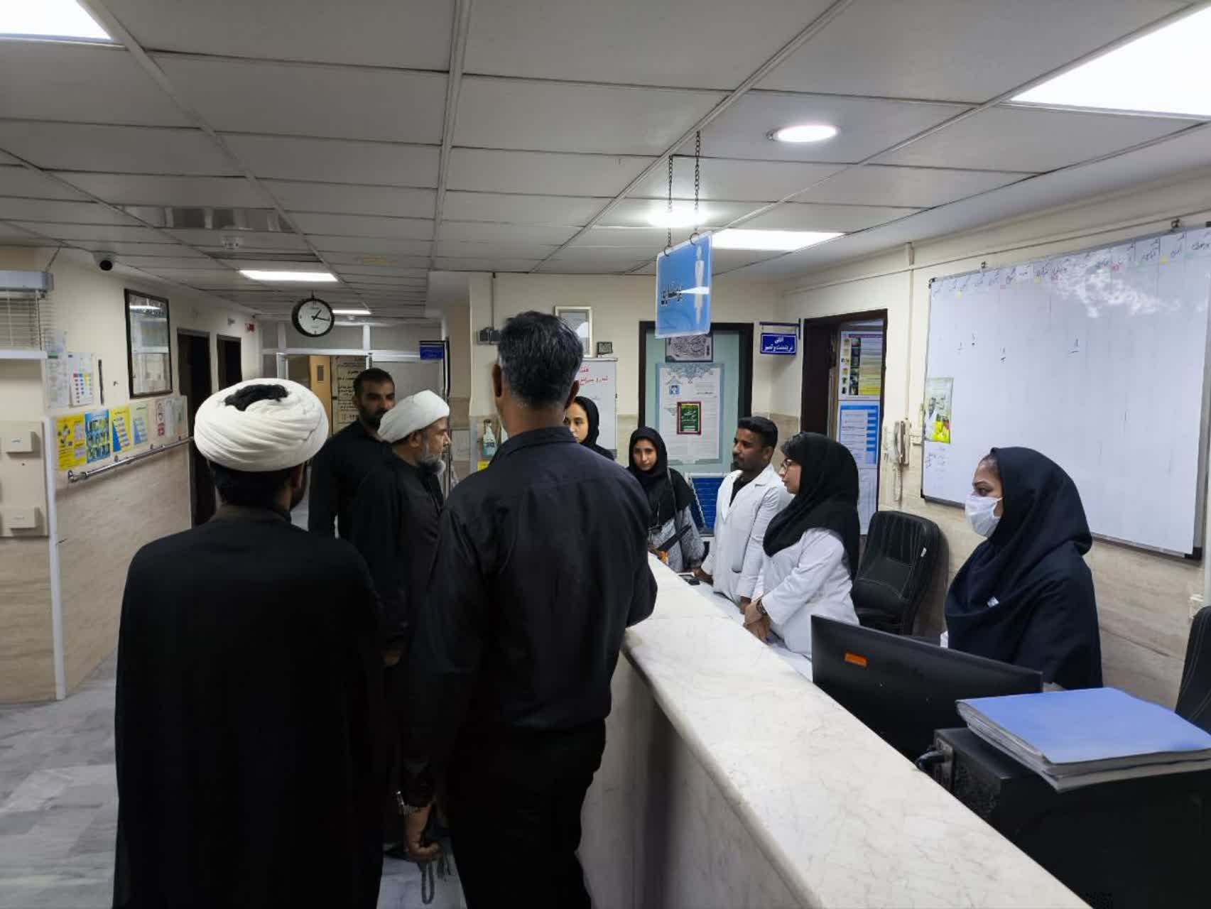 حضور مدیر مدرسه علمیه میناب بر مزار شهدای دانشآموز مدرسه شجره طیبه میناب+عکس