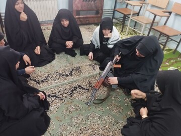 تصاویر/ کارگاه اسلحه شناسی بانوان طلبه استان کرمان در راستای آمادگی در شرایط جنگی