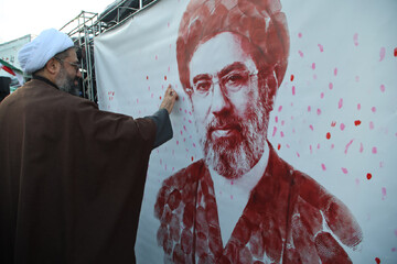 تصاویر / بازدید نماینده ولی فقیه در استان همدان از غرفه‌های طلاب همدانی در میدان امام خمینی(ره)