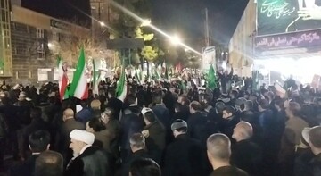 فیلم | حضور حماسی مدافعان وطن در میدان شهدای بروجرد