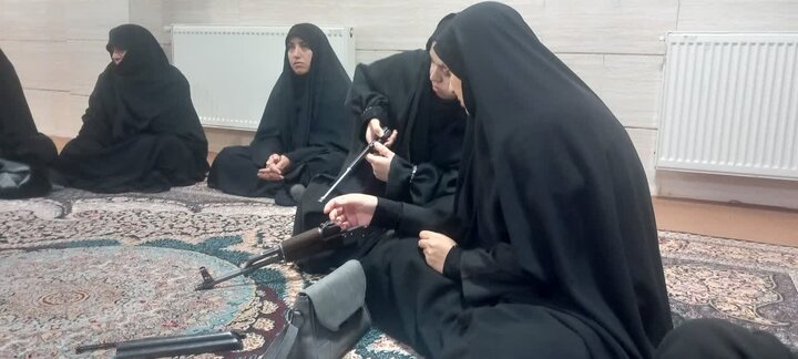 تصاویر/ کارگاه اسلحه شناسی بانوان طلبه مدارس علمیه استان کرمان در راستای آمادگی در شرایط جنگی