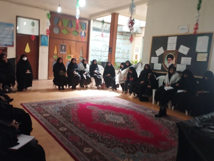 تصاویر/ کارگاه اسلحه شناسی بانوان طلبه مدارس علمیه استان کرمان در راستای آمادگی در شرایط جنگی