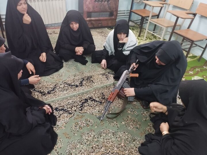 تصاویر/ کارگاه اسلحه شناسی بانوان طلبه مدارس علمیه استان کرمان در راستای آمادگی در شرایط جنگی