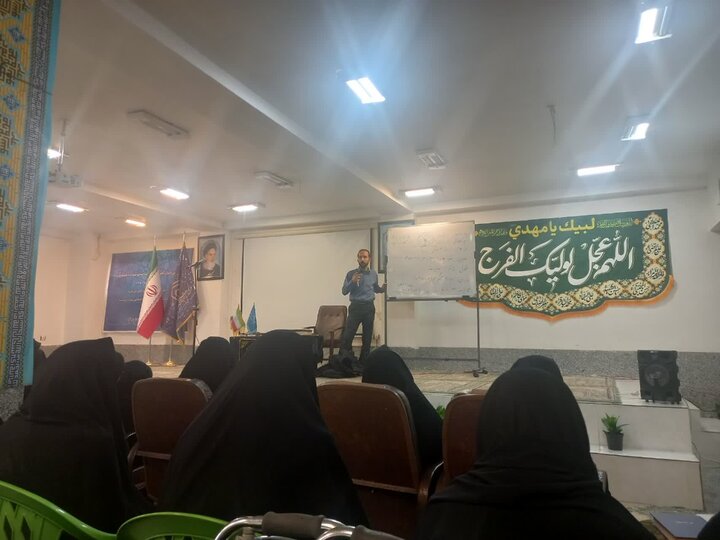 تصاویر/ کارگاه اسلحه شناسی بانوان طلبه مدارس علمیه استان کرمان در راستای آمادگی در شرایط جنگی