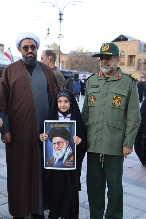 تصاویر / بازدید نماینده ولی فقیه در استان همدان از غرفه‌های طلاب همدانی در میدان امام خمینی(ره)