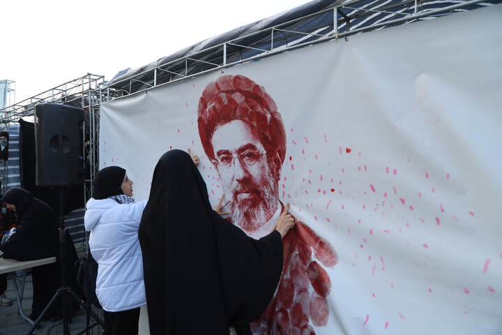 تصاویر / بازدید نماینده ولی فقیه در استان همدان از غرفه‌های طلاب همدانی در میدان امام خمینی(ره)