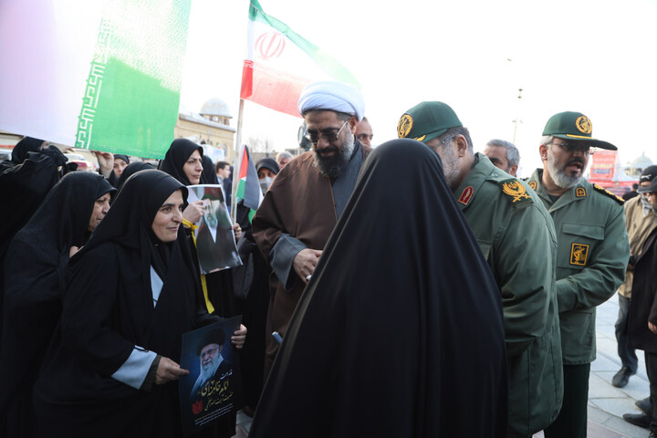 تصاویر / بازدید نماینده ولی فقیه در استان همدان از غرفه‌های طلاب همدانی در میدان امام خمینی(ره)