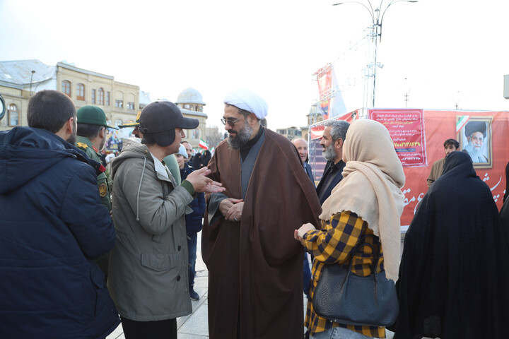 تصاویر / بازدید نماینده ولی فقیه در استان همدان از غرفه‌های طلاب همدانی در میدان امام خمینی(ره)