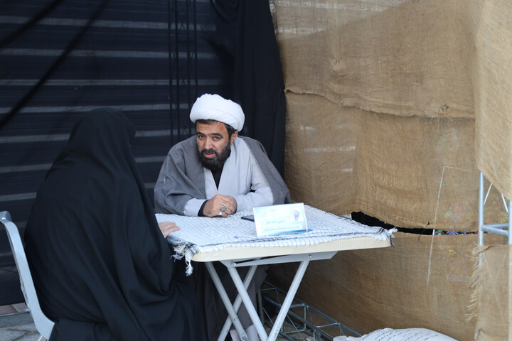 تصاویر / بازدید نماینده ولی فقیه در استان همدان از غرفه‌های طلاب همدانی در میدان امام خمینی(ره)