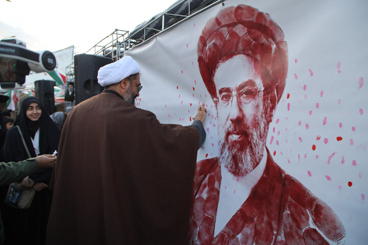 تصاویر / بازدید نماینده ولی فقیه در استان همدان از غرفه‌های طلاب همدانی در میدان امام خمینی(ره)