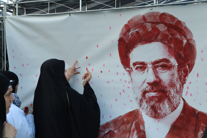 تصاویر / بازدید نماینده ولی فقیه در استان همدان از غرفه‌های طلاب همدانی در میدان امام خمینی(ره)