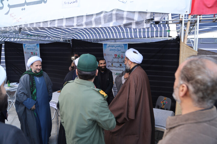 تصاویر / بازدید نماینده ولی فقیه در استان همدان از غرفه‌های طلاب همدانی در میدان امام خمینی(ره)
