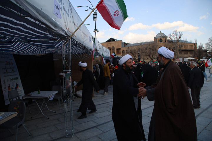 تصاویر / بازدید نماینده ولی فقیه در استان همدان از غرفه‌های طلاب همدانی در میدان امام خمینی(ره)