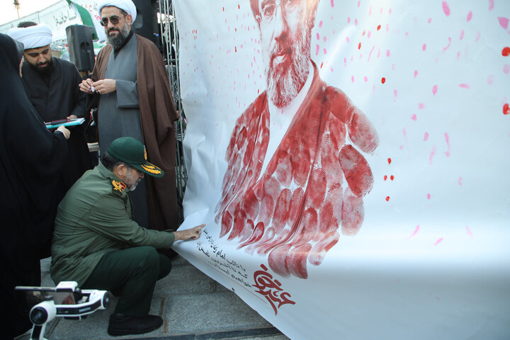 تصاویر / بازدید نماینده ولی فقیه در استان همدان از غرفه‌های طلاب همدانی در میدان امام خمینی(ره)