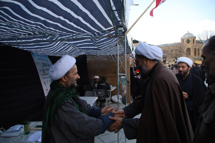 تصاویر / بازدید نماینده ولی فقیه در استان همدان از غرفه‌های طلاب همدانی در میدان امام خمینی(ره)