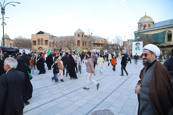 تصاویر / بازدید نماینده ولی فقیه در استان همدان از غرفه‌های طلاب همدانی در میدان امام خمینی(ره)
